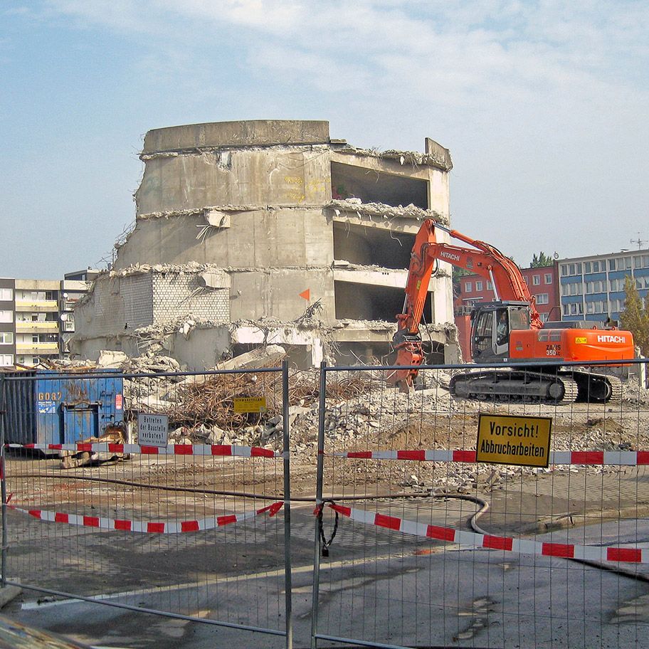 Referenz: Abbruch mehrerer Gebäude unter Berücksichtigung von Teil-Bauzuständen, erbrachte Leistungen: Tragwerksplanung und Dokumentation